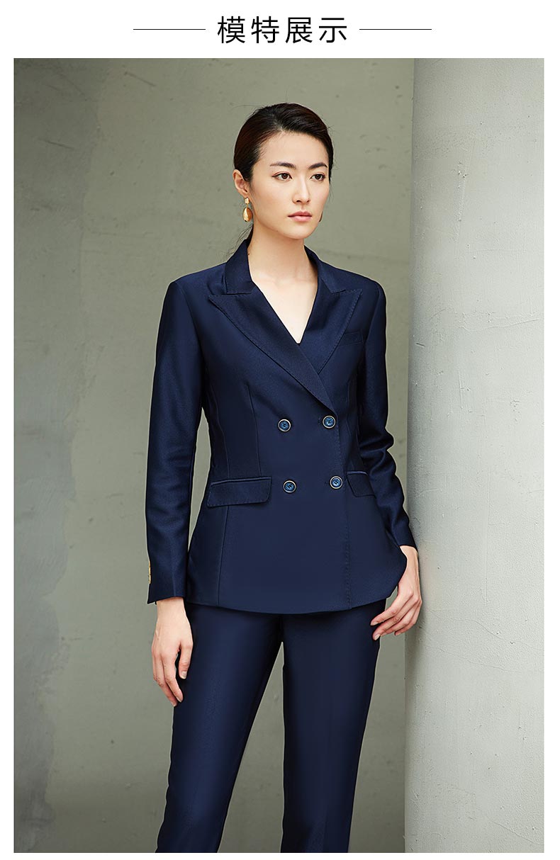 女士藍色雙排扣職業西服模特展示圖1